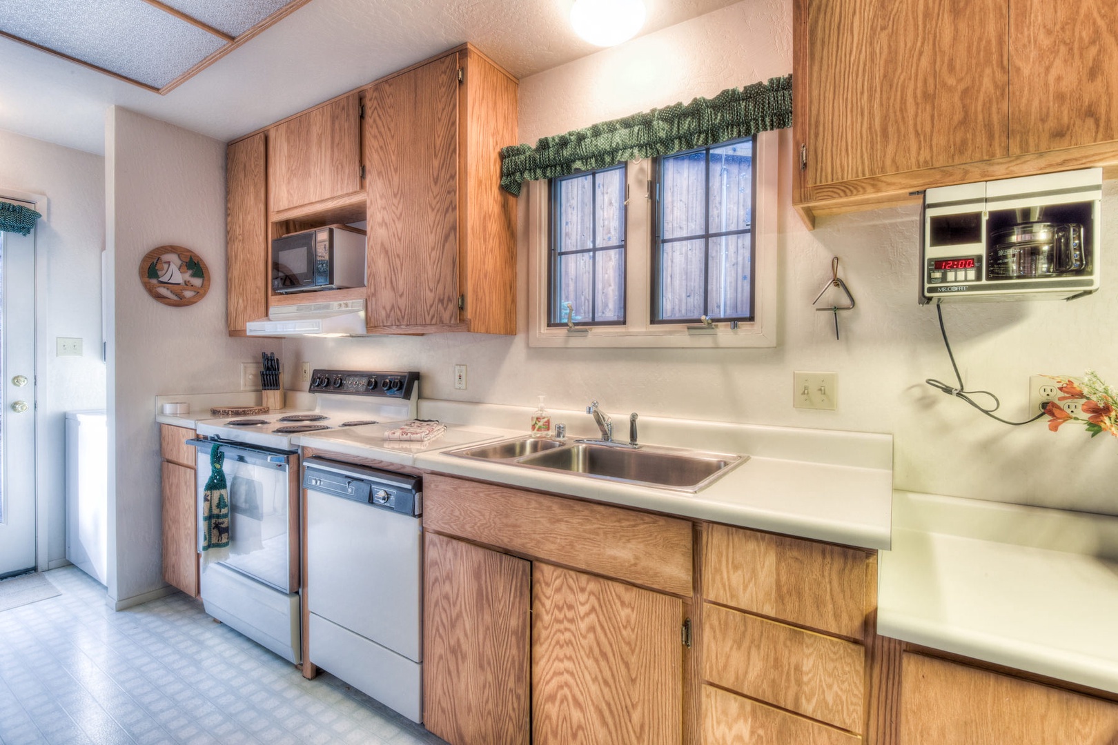Full kitchen w/ toaster, drip coffee maker, blender, and more!