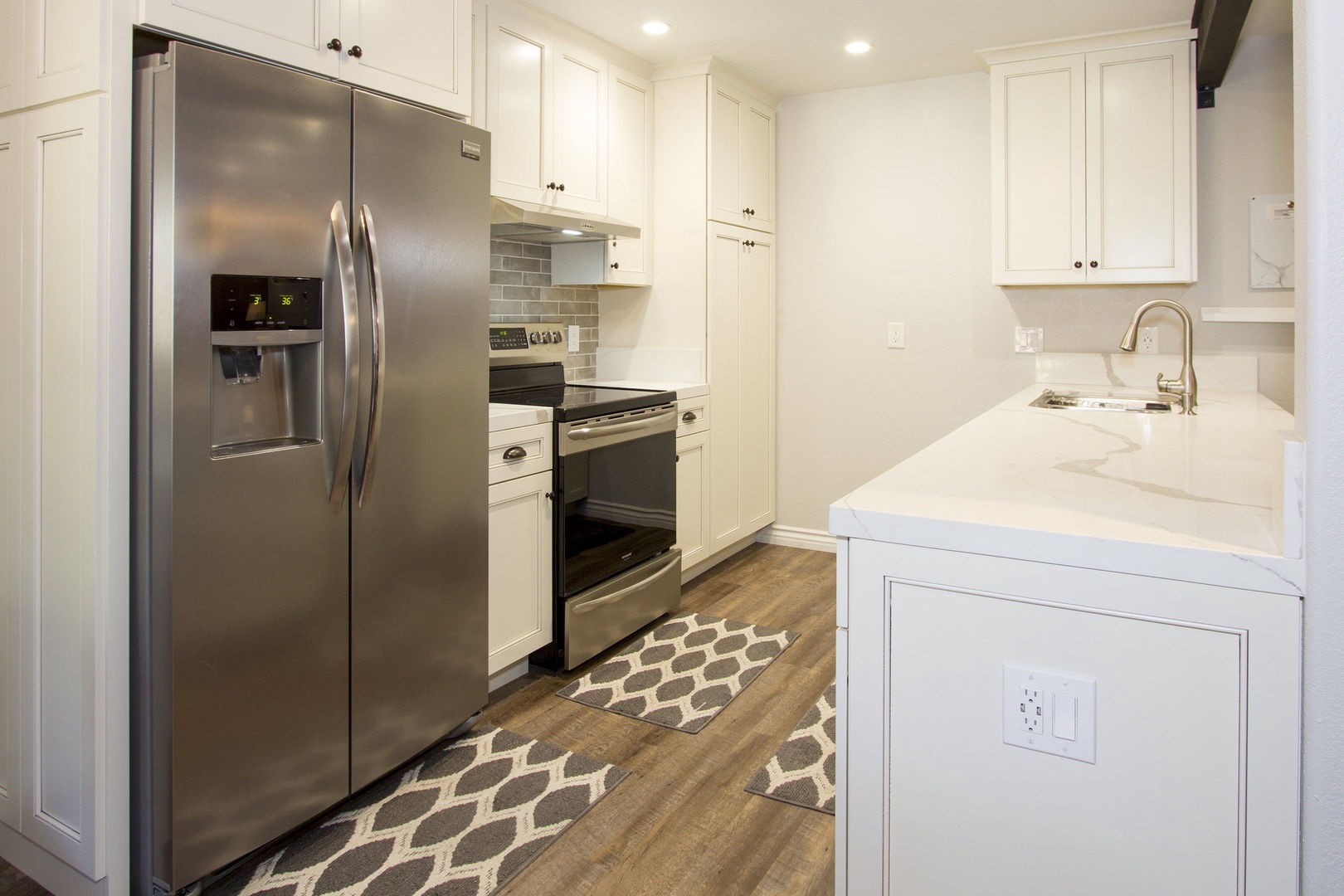 Full kitchen w/ toaster, drip coffee pot, blender, wine ware, pots/pans and more