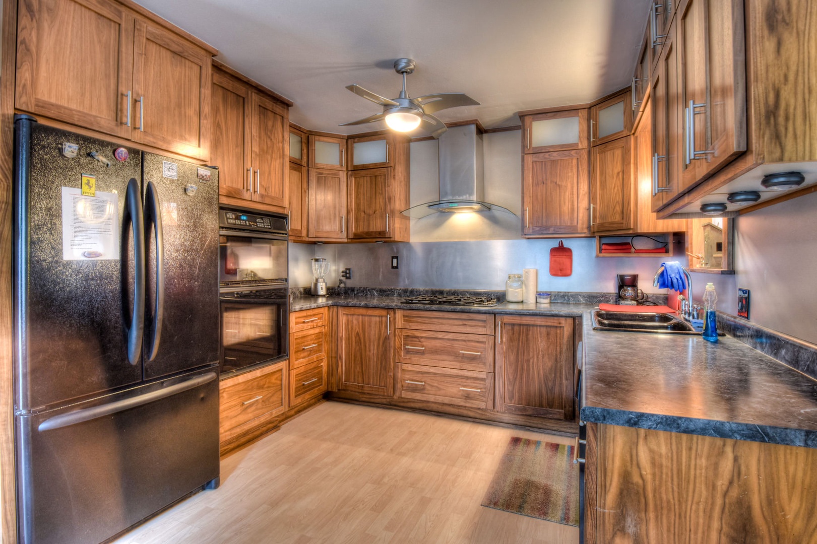 Modern kitchen w/ toaster, drip coffee pot, blender and more!