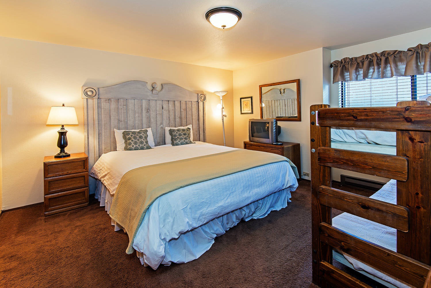 Guest bedroom: Queen bed, Twin bunkbed