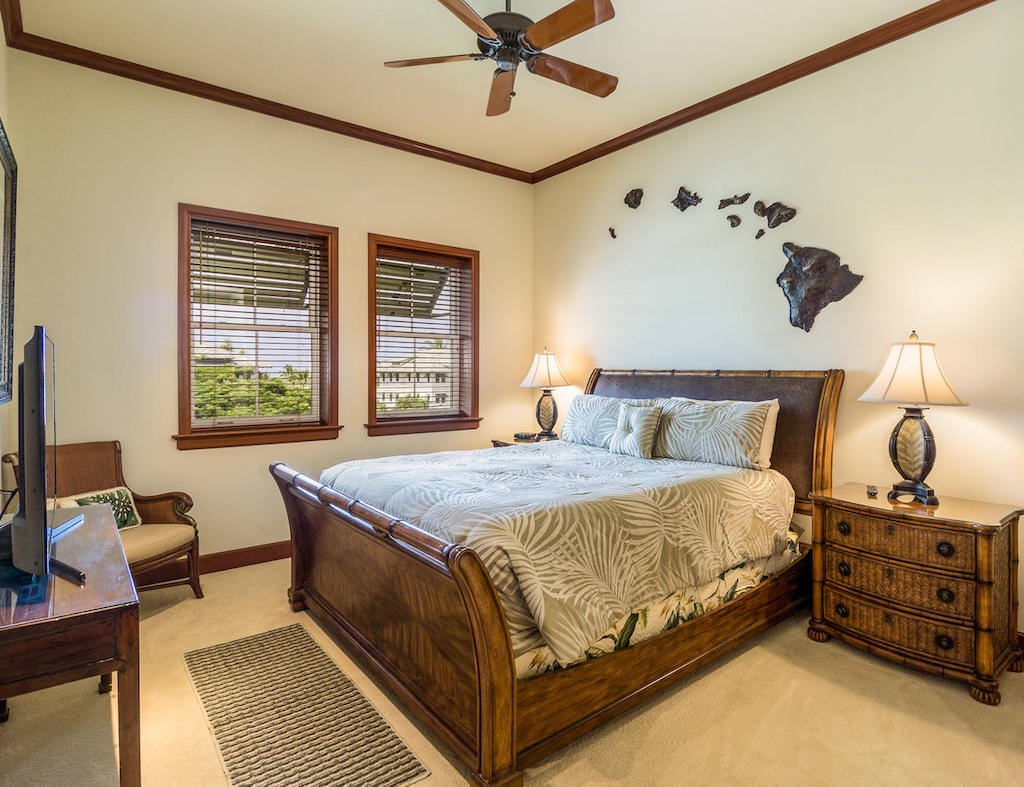 Master bedroom: Cal King bed