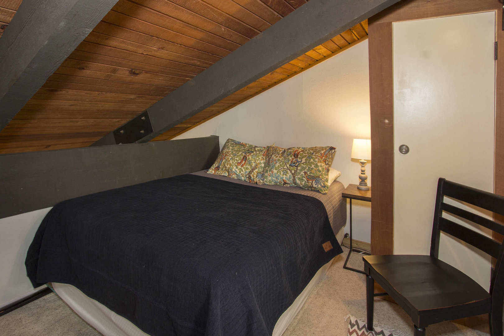 Loft: 2 Queen beds & Twin bed