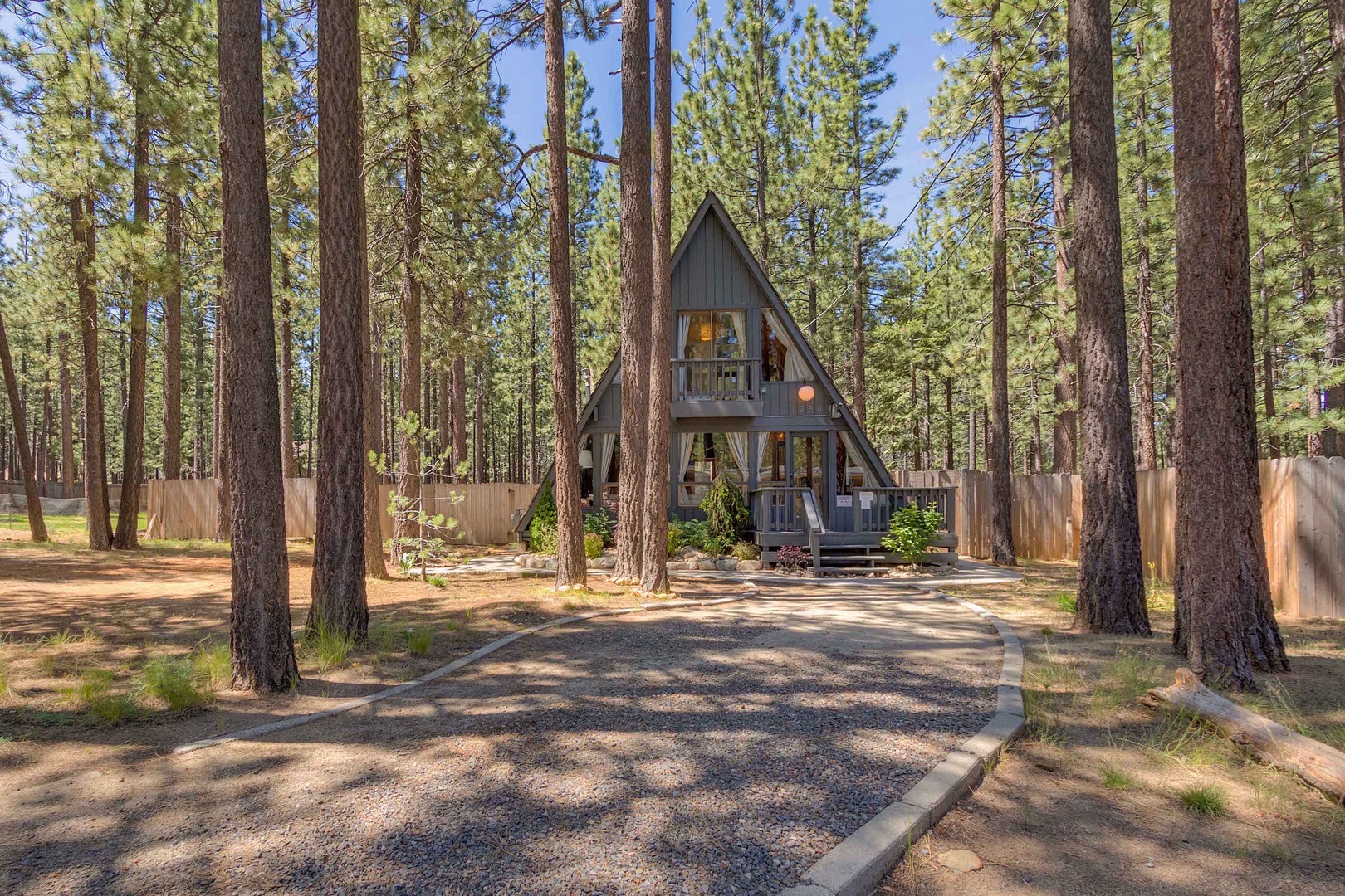 Private Tahoe home packed w/ games