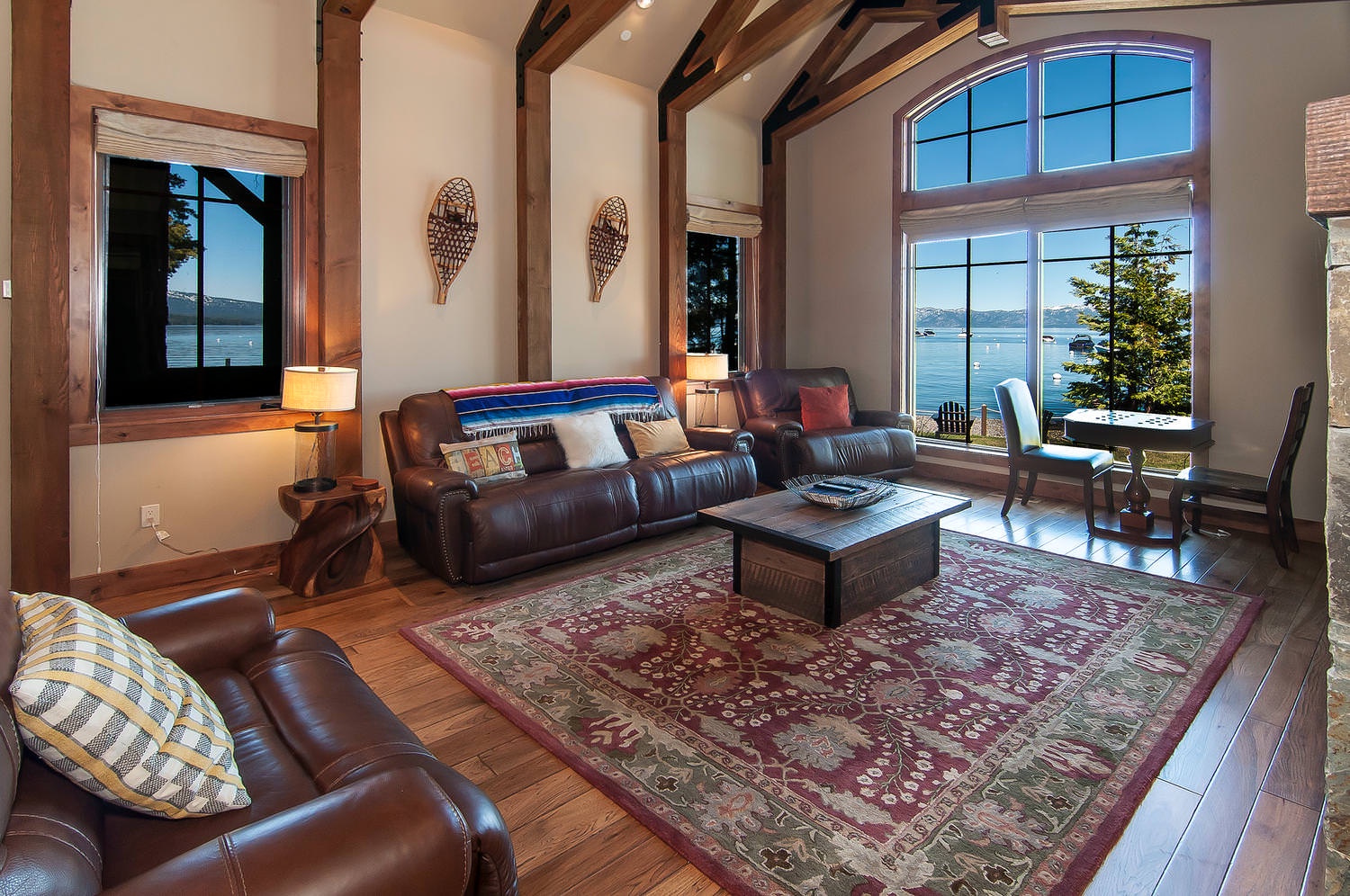 Lake view living room, Smart TV, board games, gas fireplace