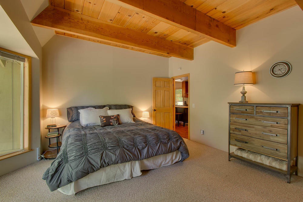 Master bedroom: King size bed