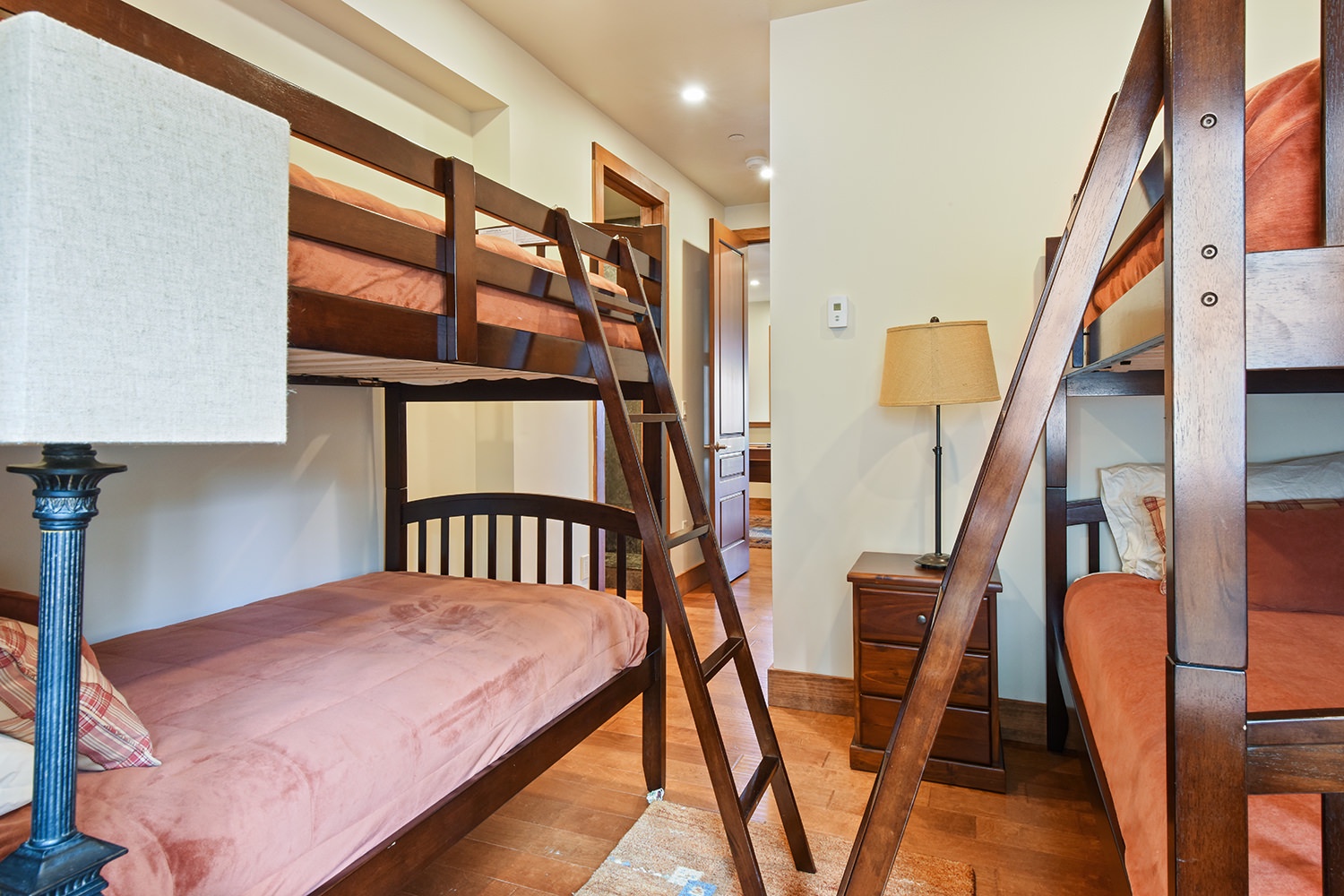 4th bedroom: Twin bunkbeds (2nd floor)