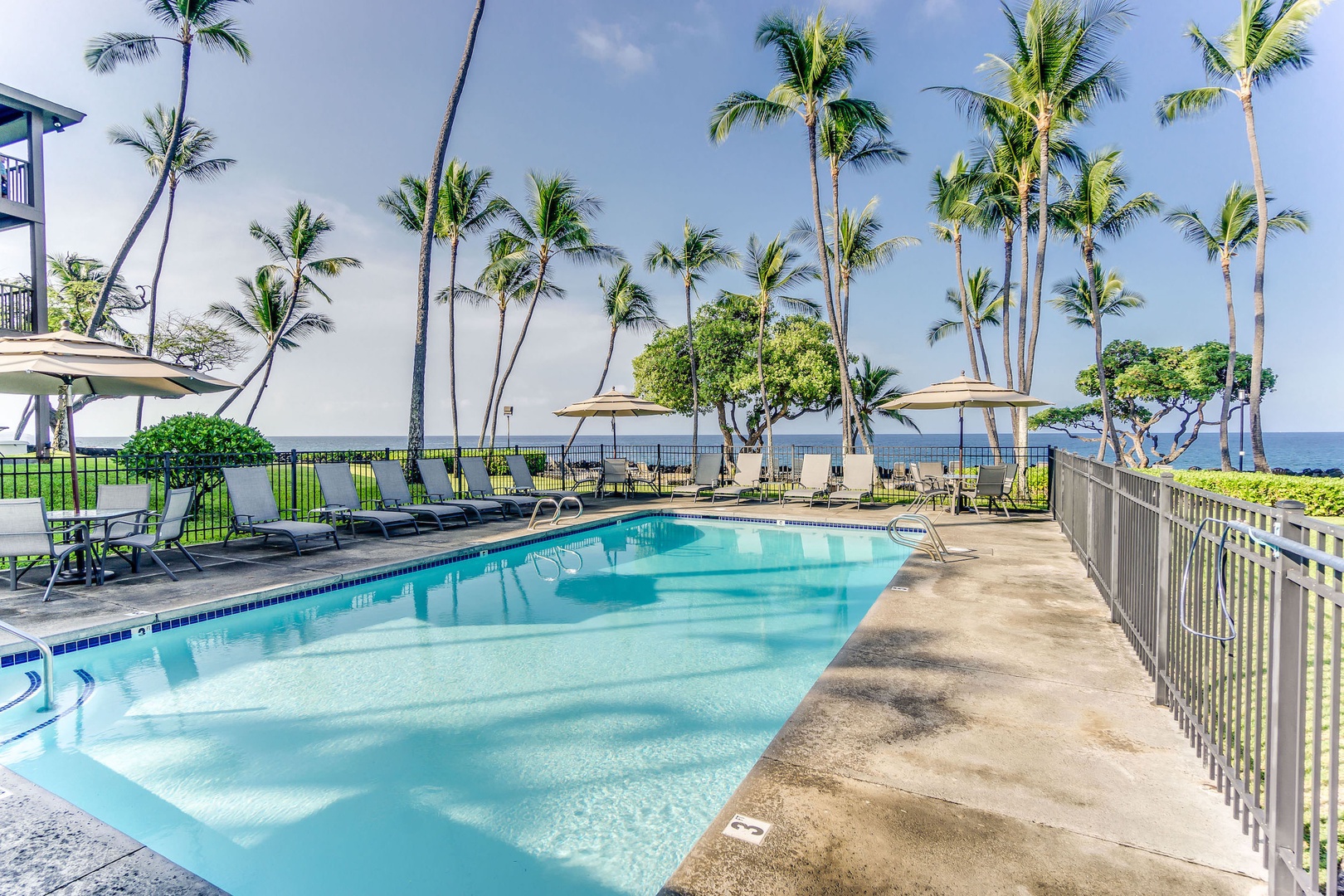 Kona Isle shared oceanfront swimming pool