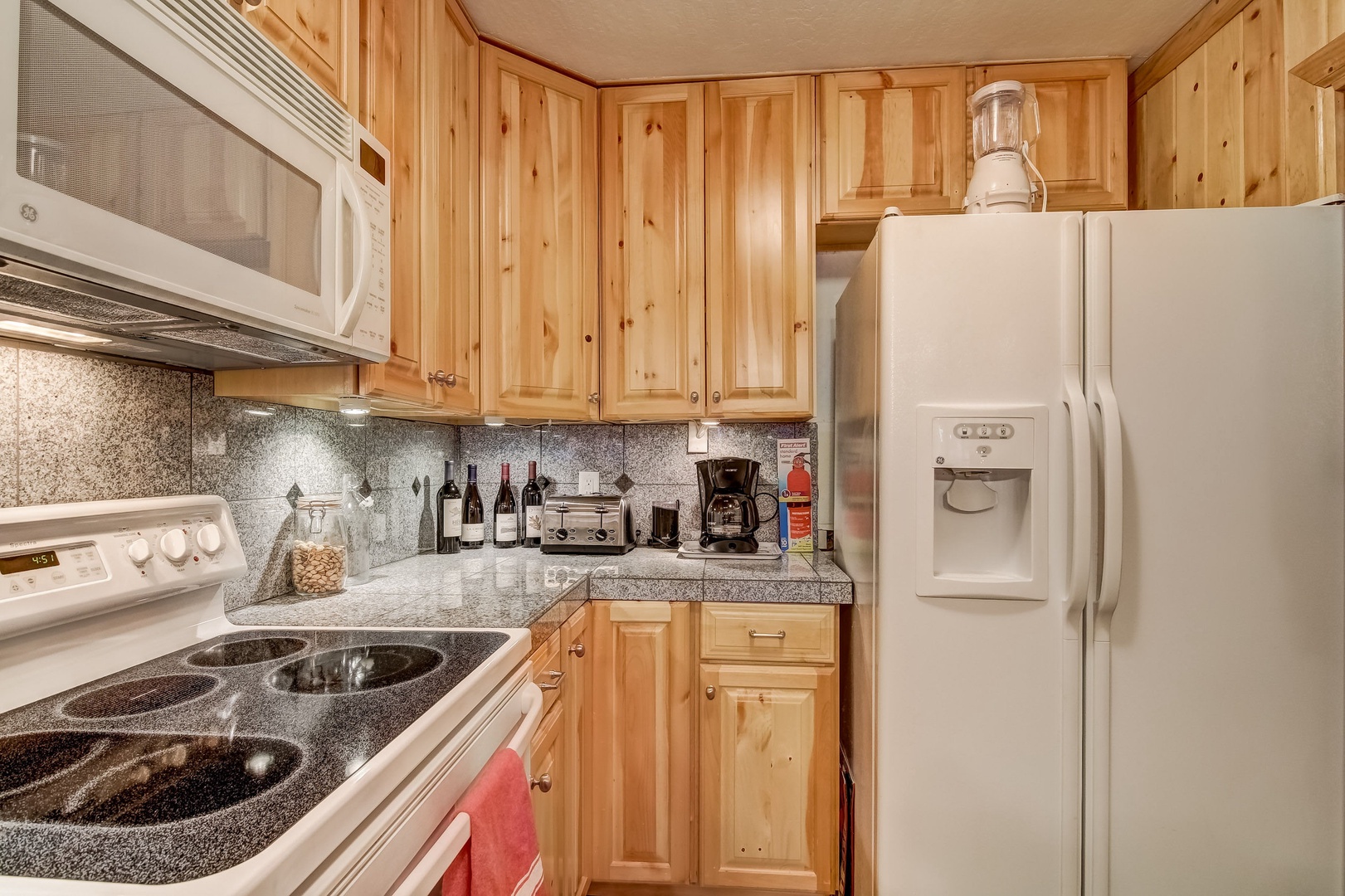 Full kitchen w/ toaster, drip coffee, blender, slow cooker, and more!