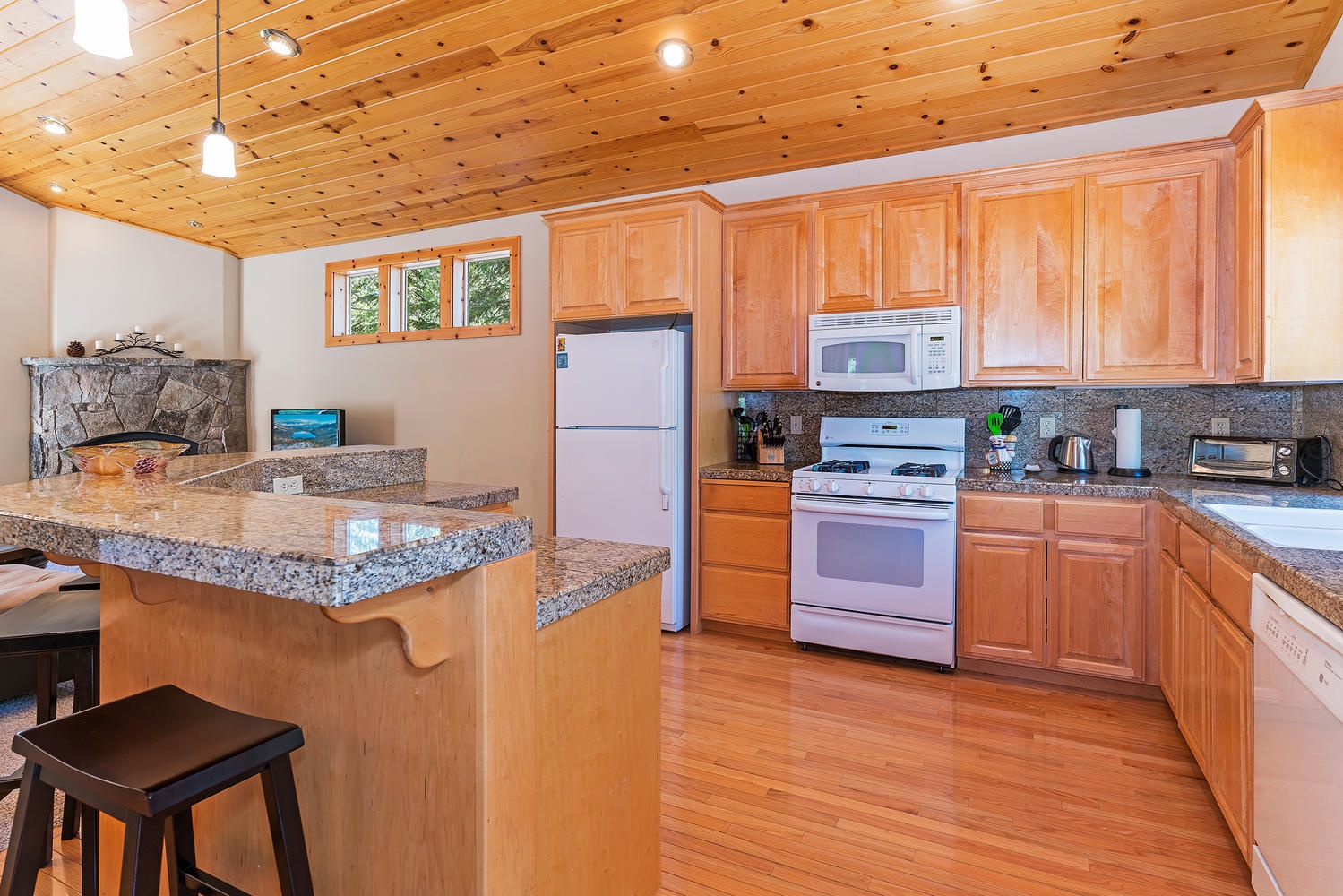 Full kitchen w/ toaster oven, blender, Espresso machine, drip coffee, spices, foil, oil, and much more!