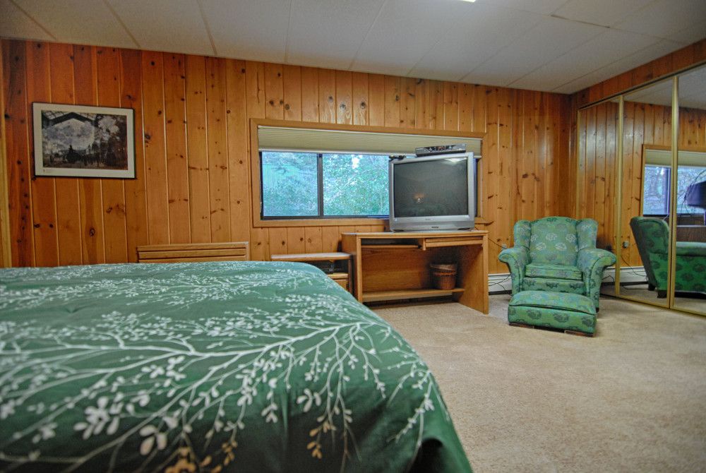 Master bedroom: Queen bed w/ DVD player and old TV