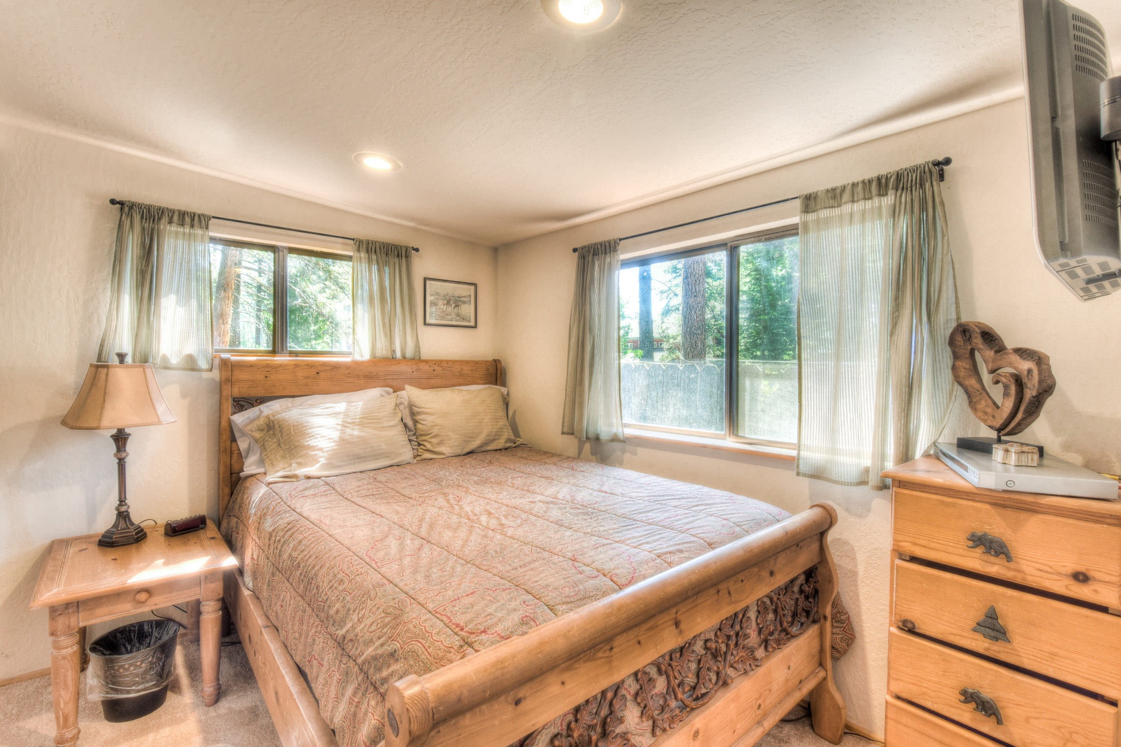 Master bedroom: Full bed w/ Smart TV (Neflix, Hulu)