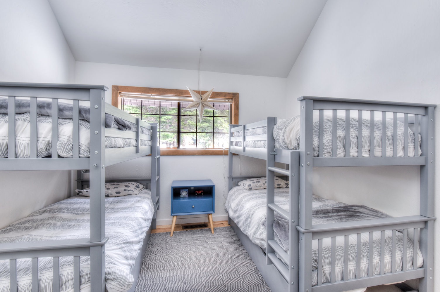 Guest bedroom: 2 sets of Twin bunkbeds
