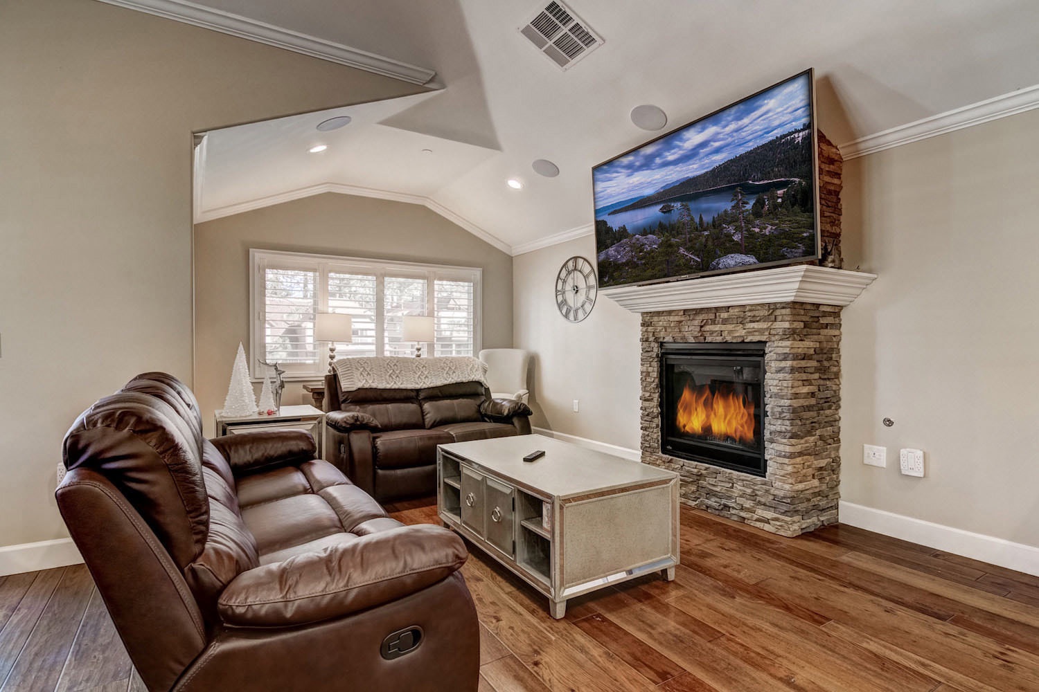 Living room with fireplace & Smart TV (Netflix & Hulu)