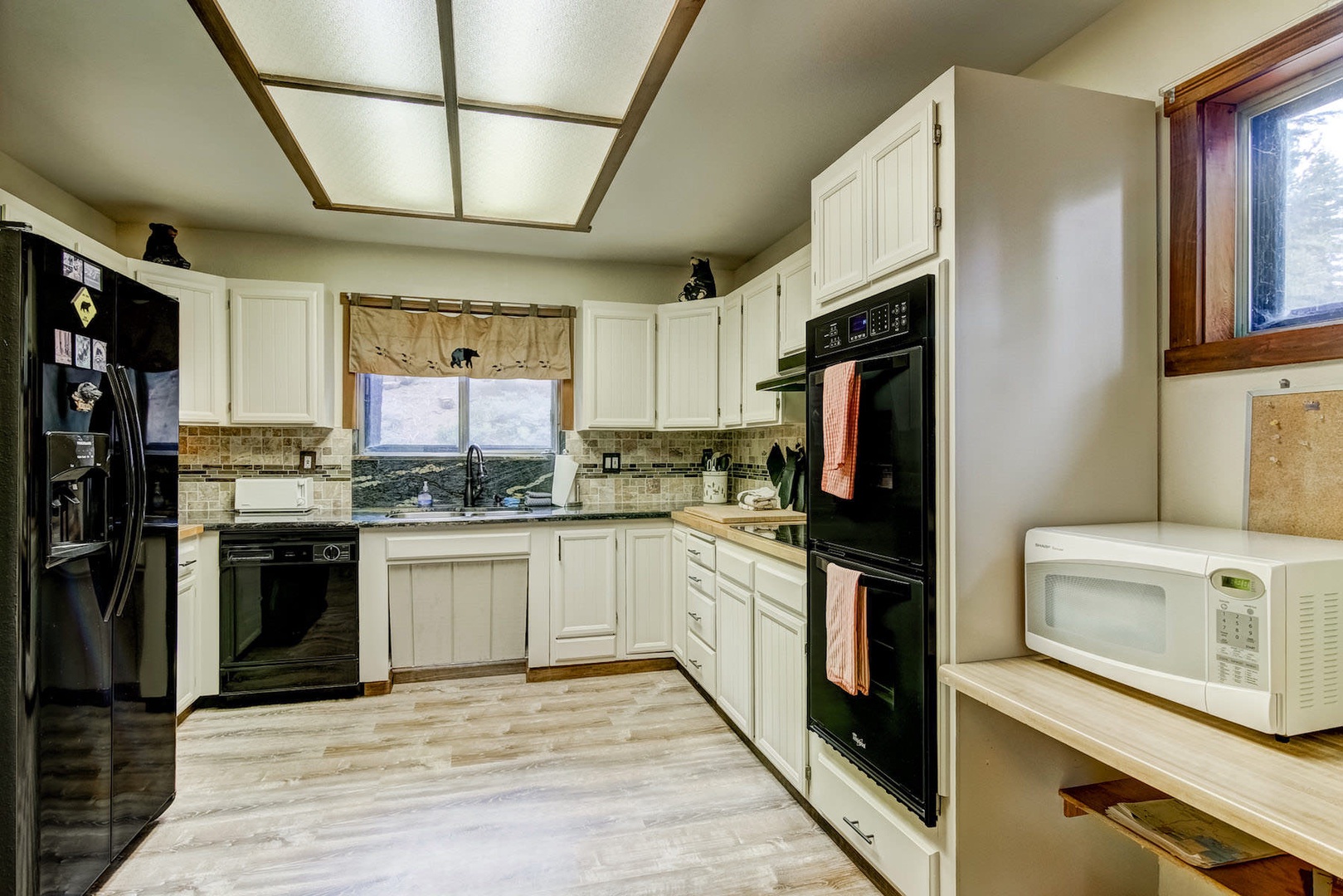 Full kitchen w/ toaster, drip coffee maker, slow cooker, blender, wine ware and more!