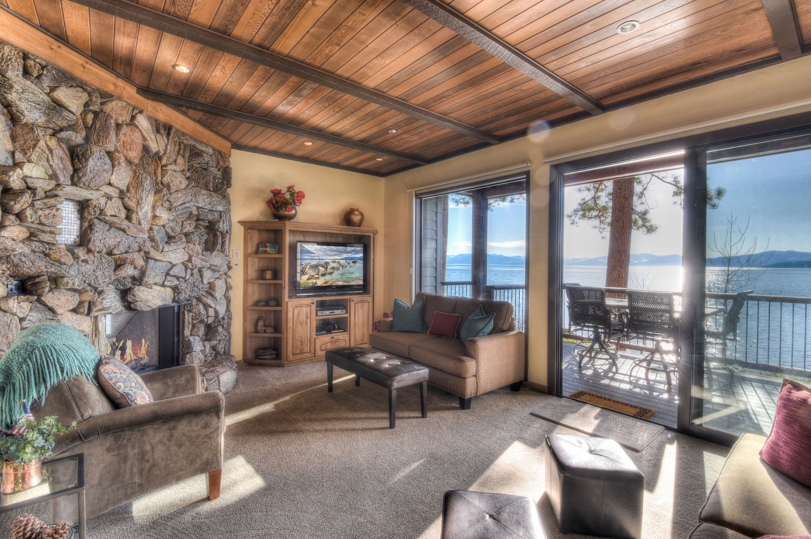 Spacious living area w/ stunning lakefront views