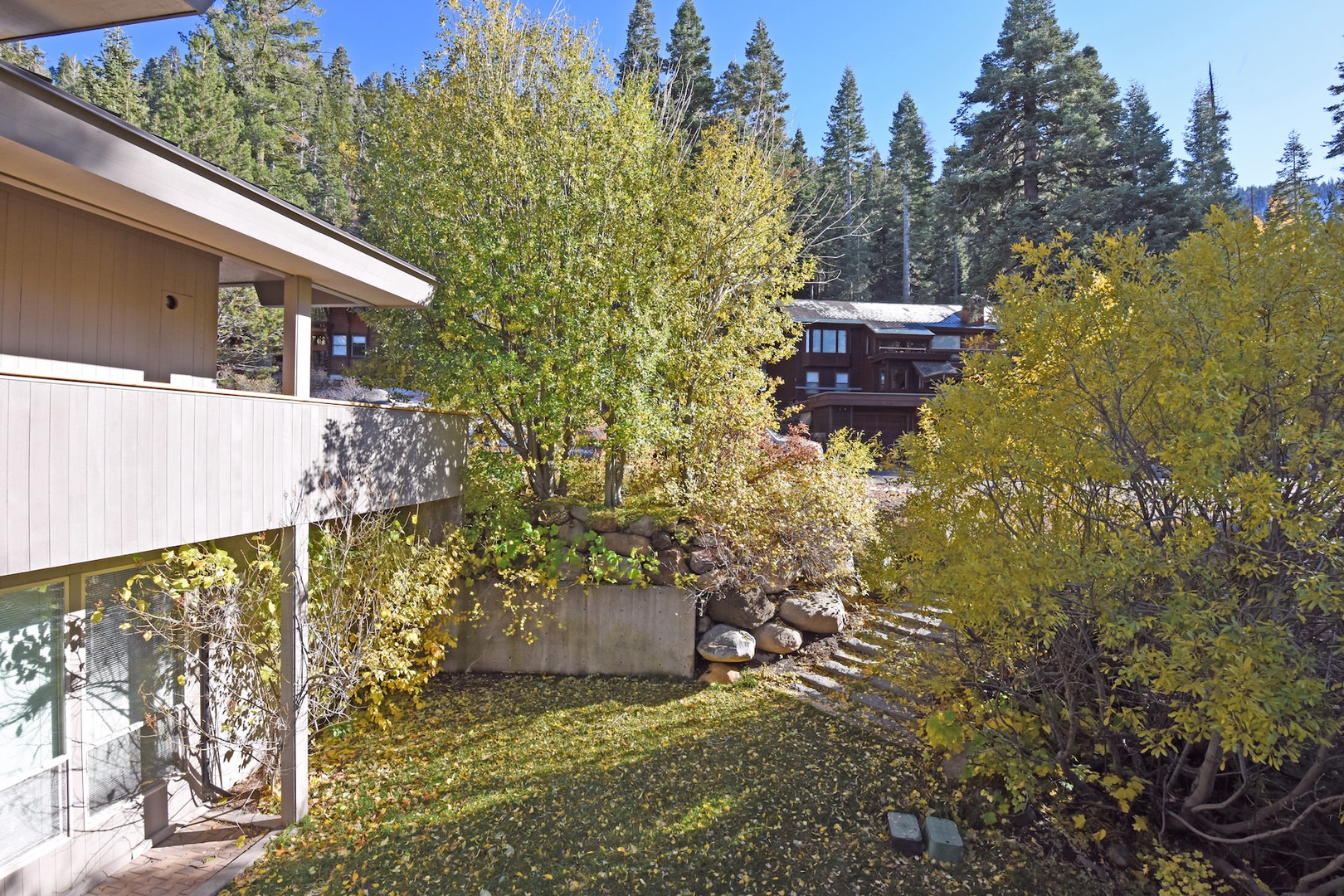 Located in Alpine Meadows, Close to Squaw Valley too!