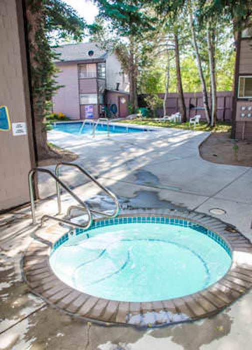 Sierra Manors hot tub and pool