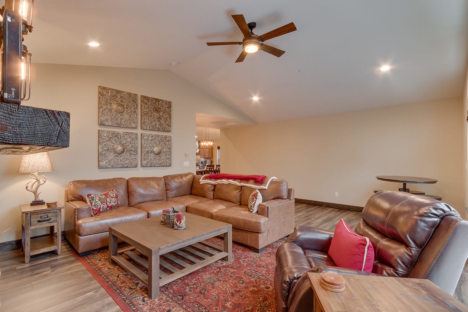 Cozy living room with gas fireplace & Smart TV (Netflix & Hulu)