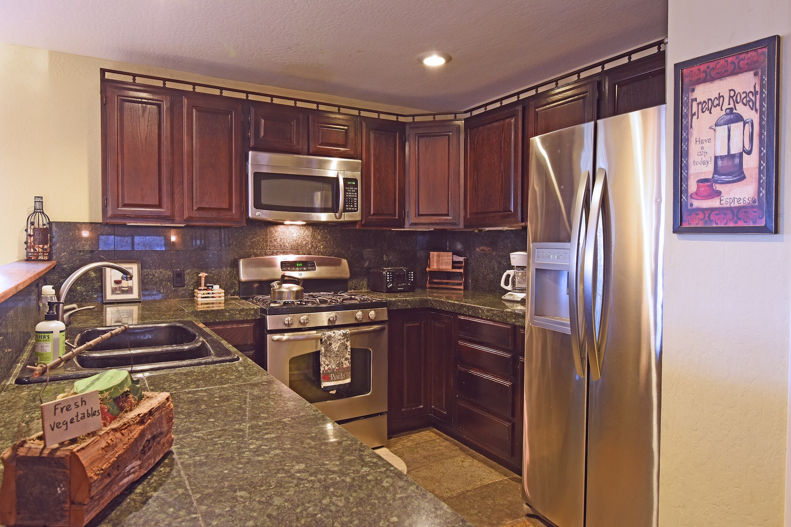Full kitchen w/ toaster, blender, wine ware, coffee maker, and more!
