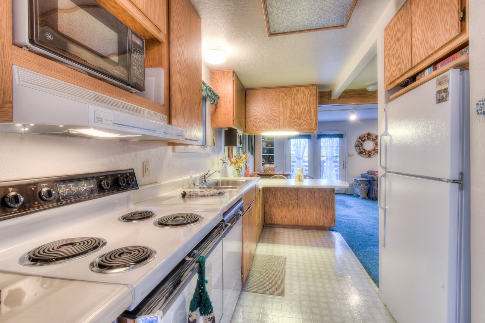 Full kitchen w/ toaster, drip coffee maker, blender, and more!