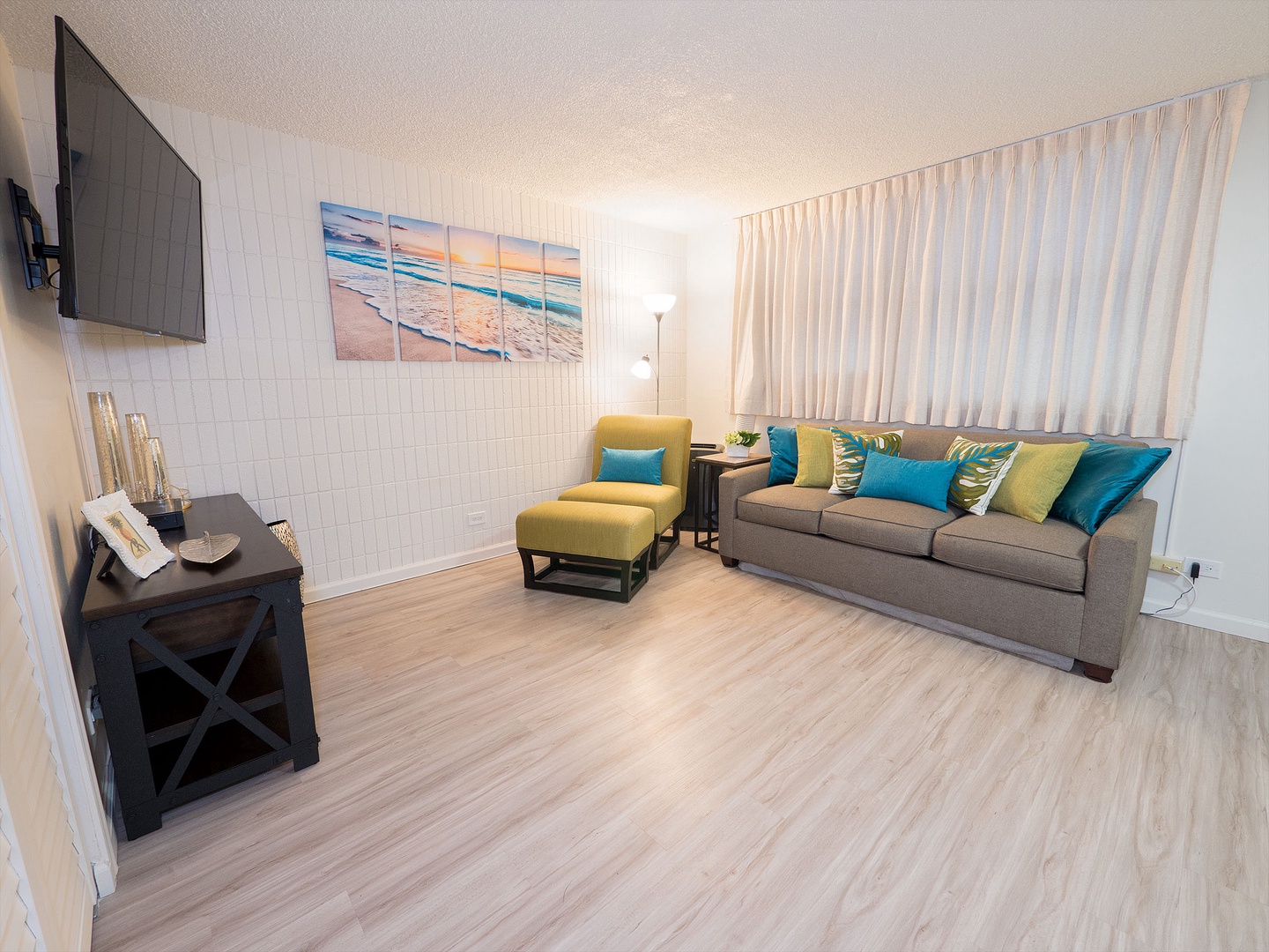 Spacious living area with 55" smart TV & cable