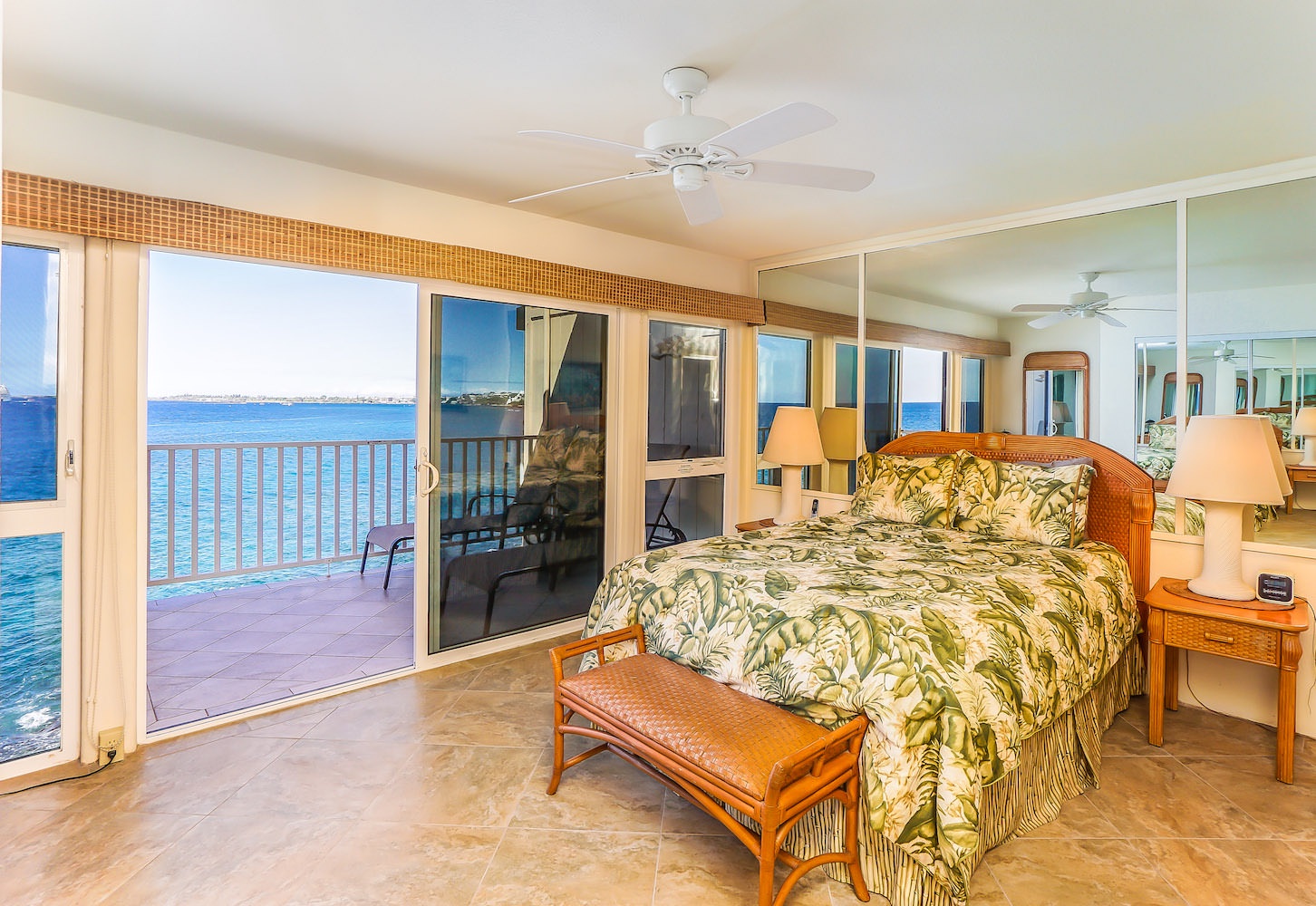 Master bedroom: Queen bed with ocean view