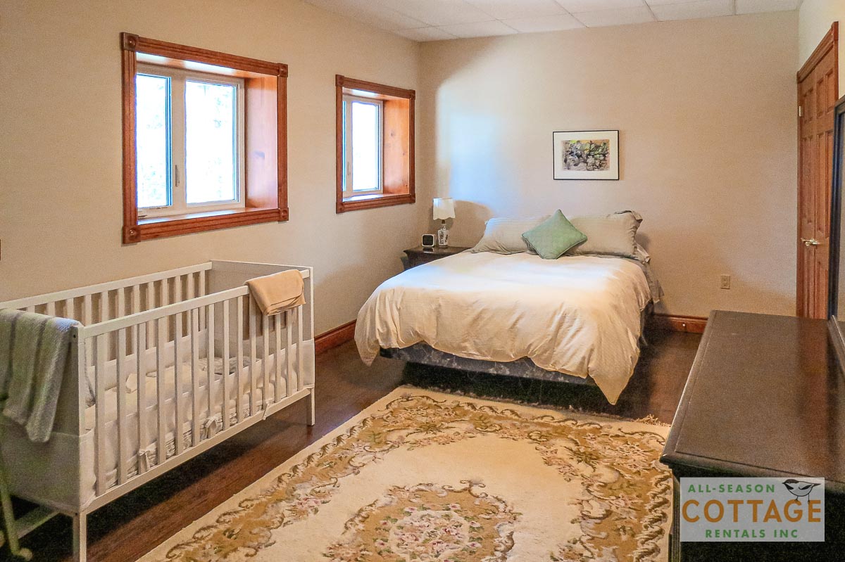Bedroom #3 (Queen bed + Crib)