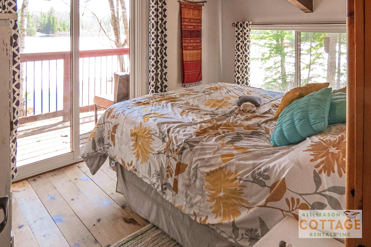 Bedroom #1 (Queen bed)