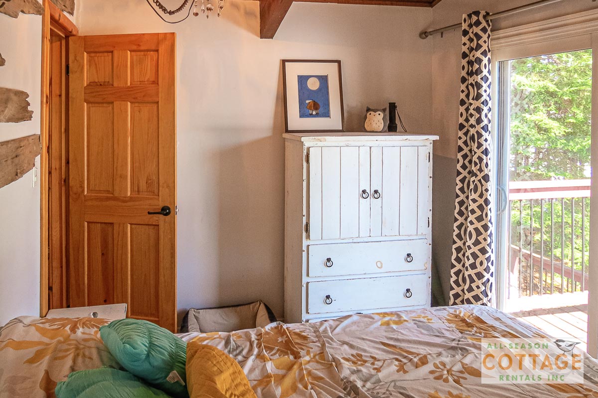 Bedroom #1 (Queen bed)