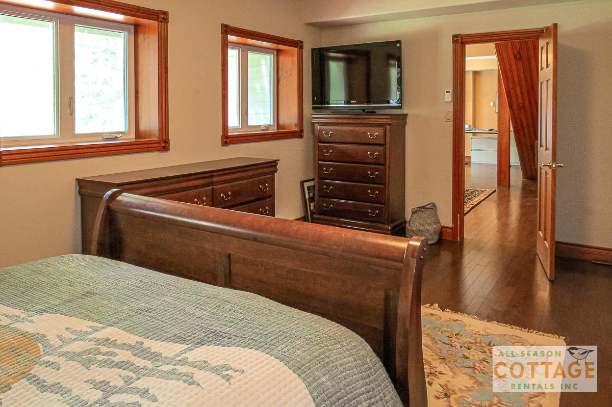 Bedroom #2 (Queen bed)
