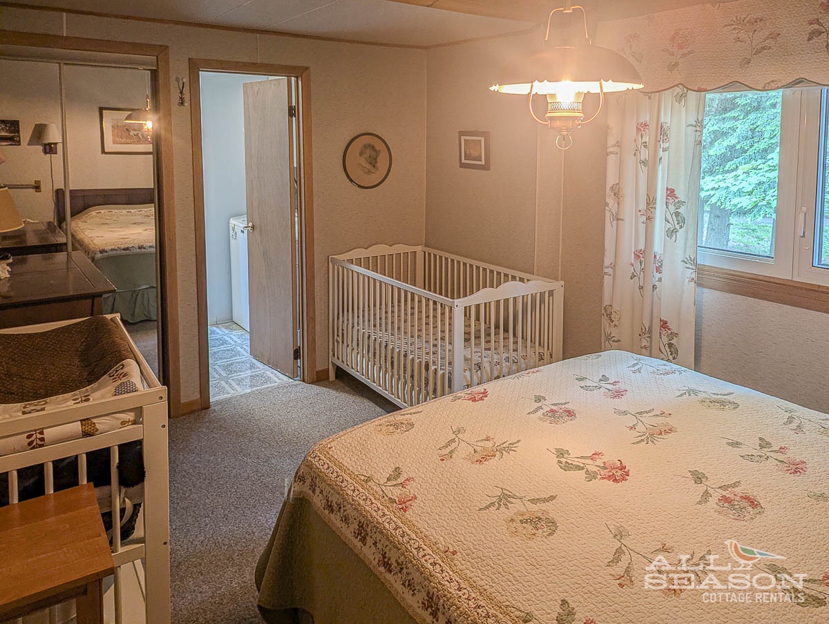 This room has a Queen bed + a crib.