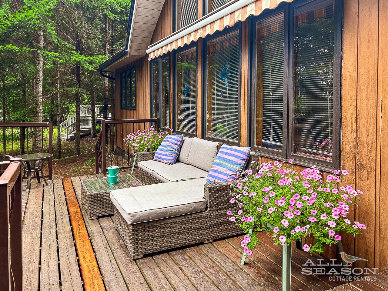 Dockside-Drift-Conversation set on deck