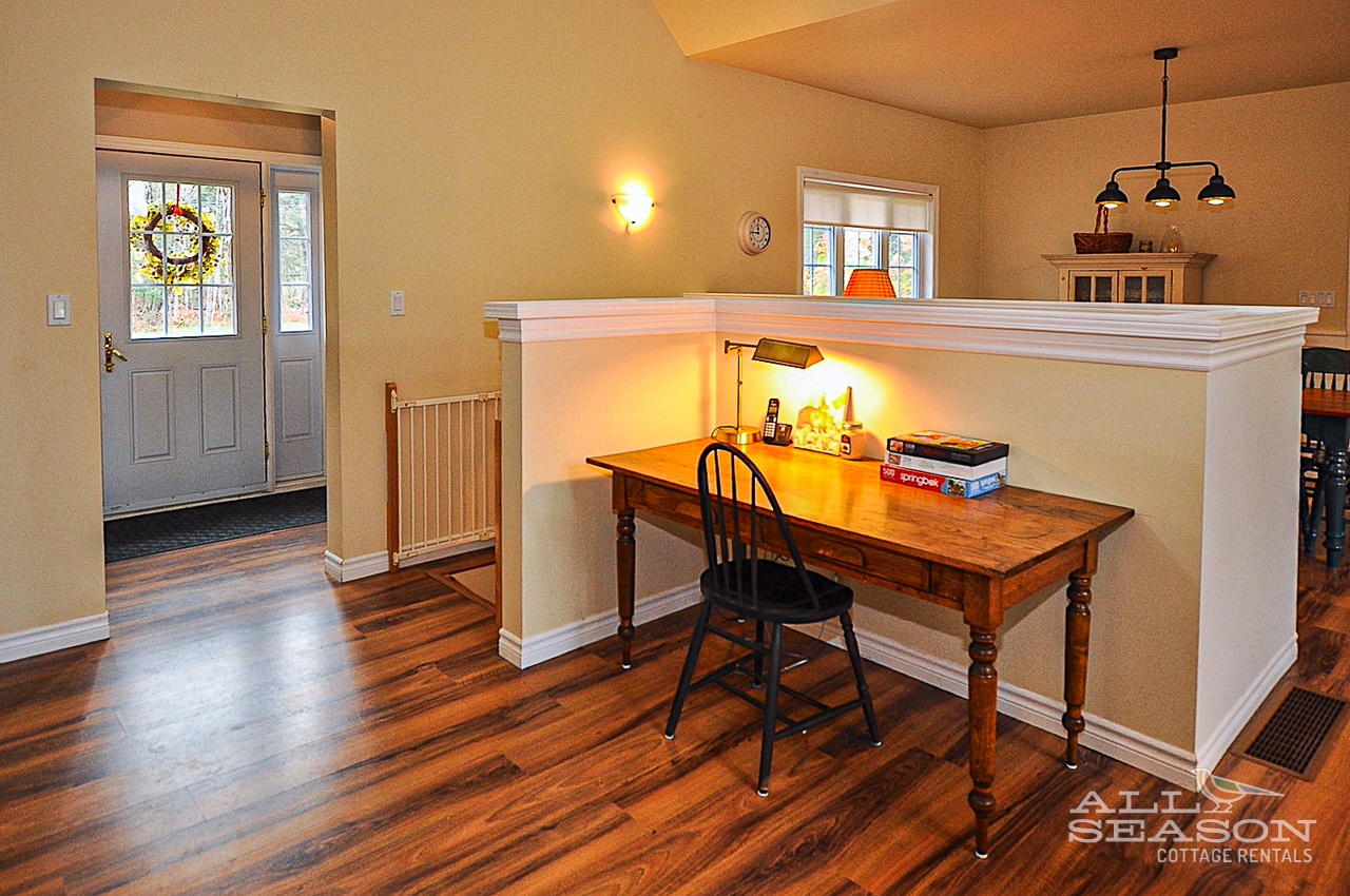 Whip-poor-will-Sitting desk