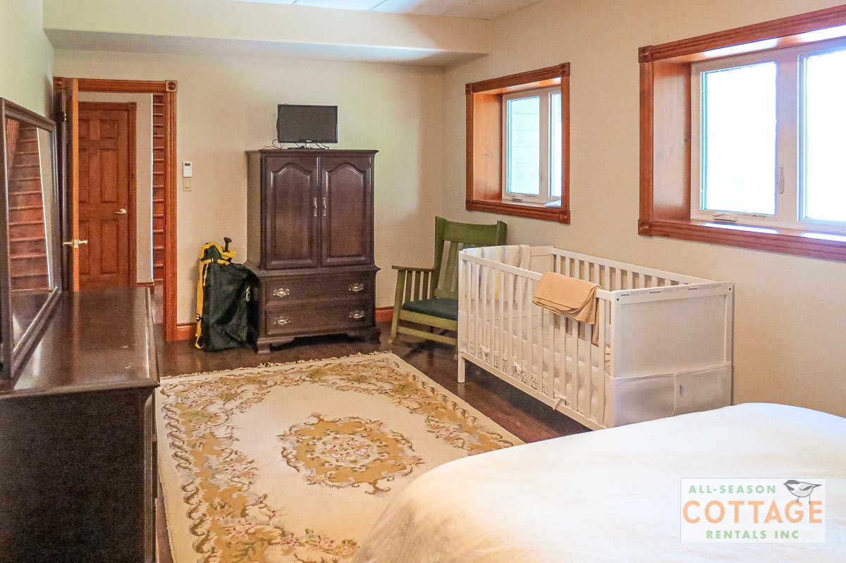 Bedroom #3 (Queen bed + Crib)