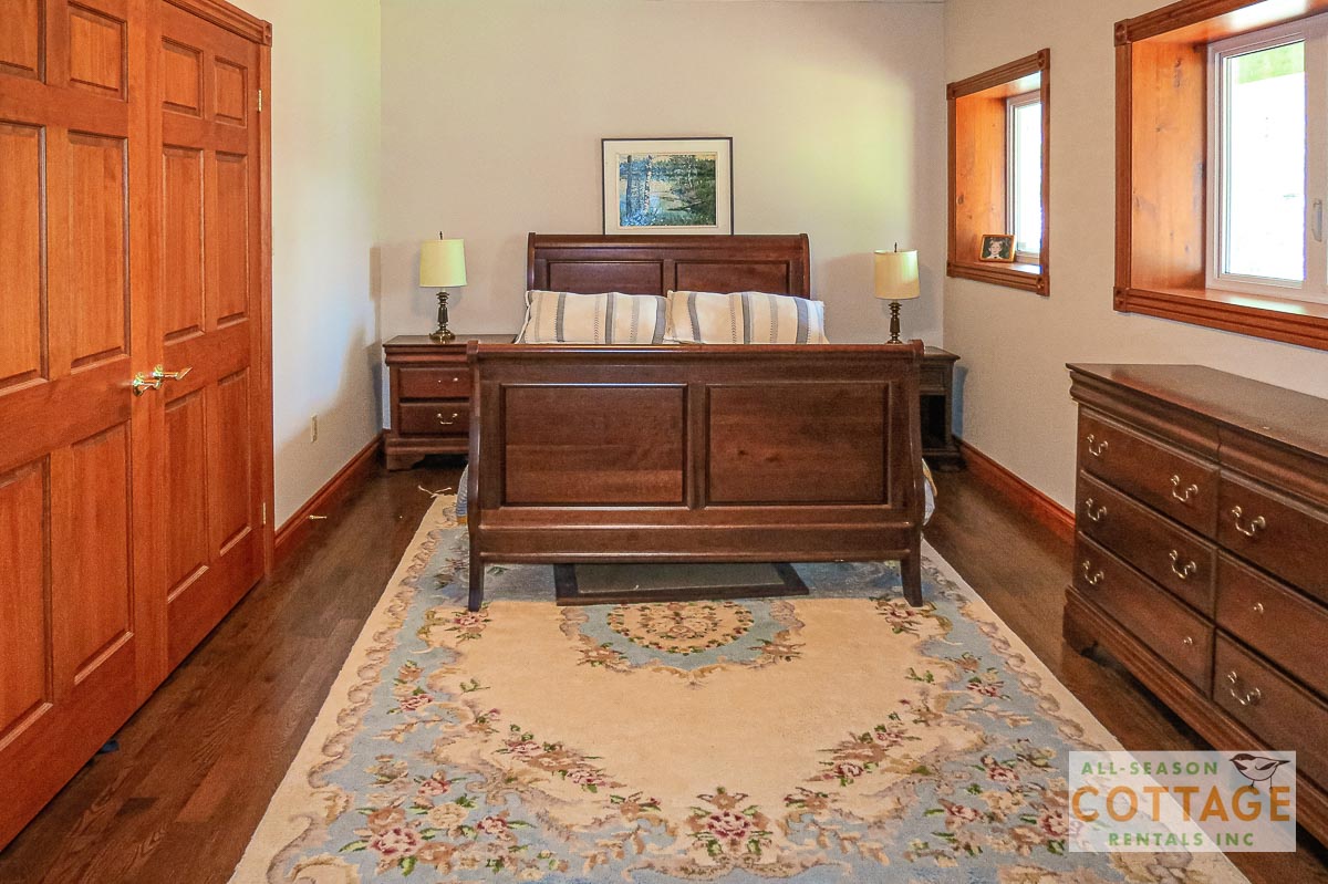 Bedroom #2 (Queen bed)