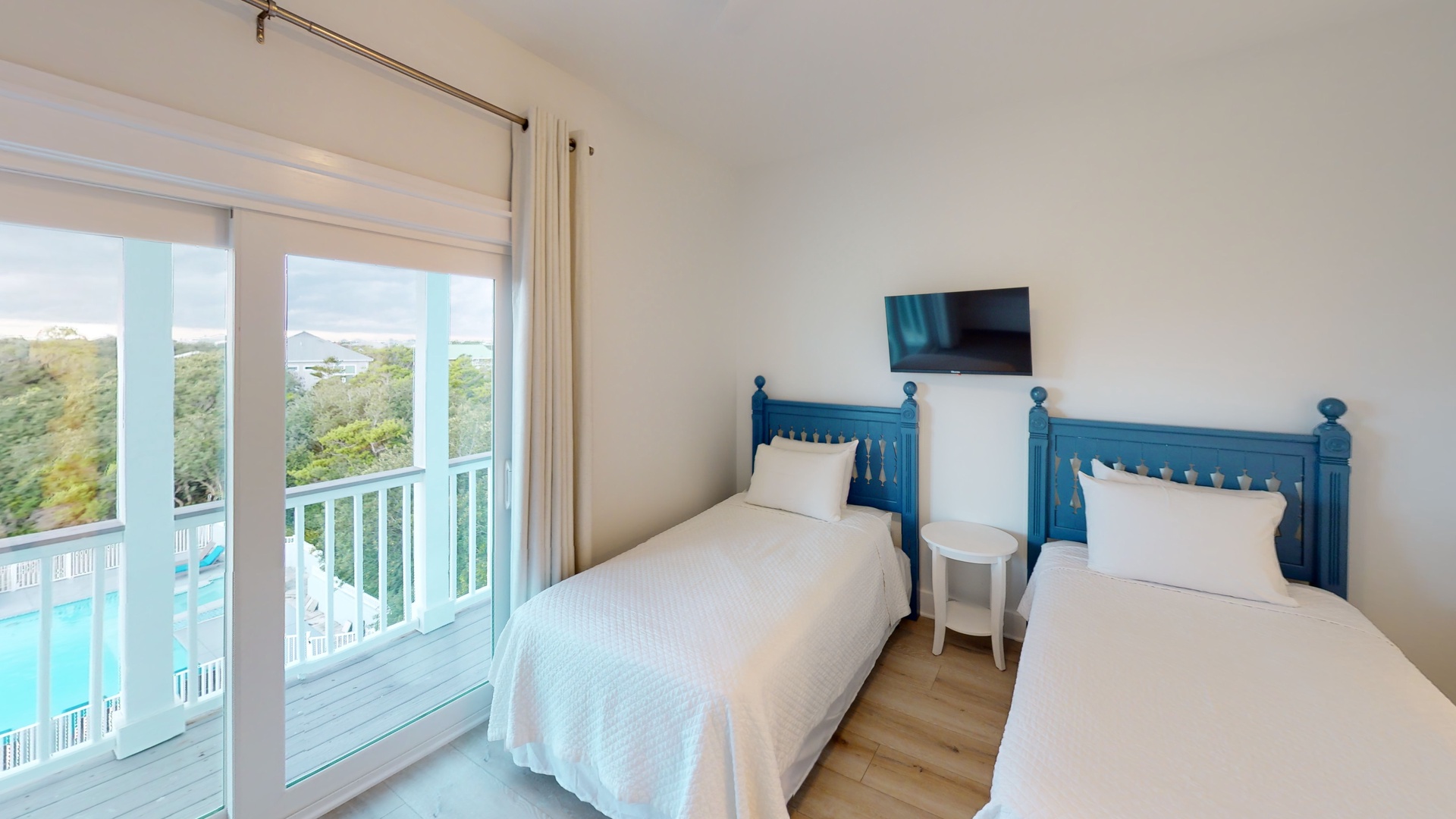 Big Blue-3rd floor bedroom 5 sleeps 4 guests and has a ceiling fan, TV and a private bath
