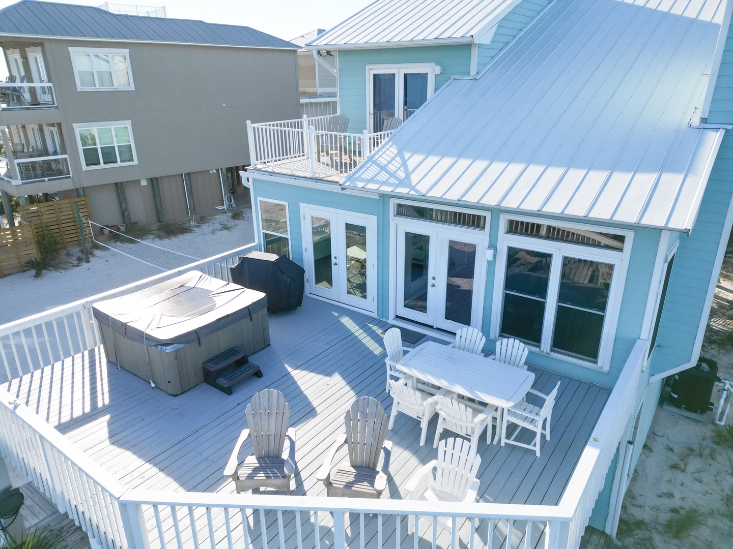 Spacious 2nd floor deck with gas grill