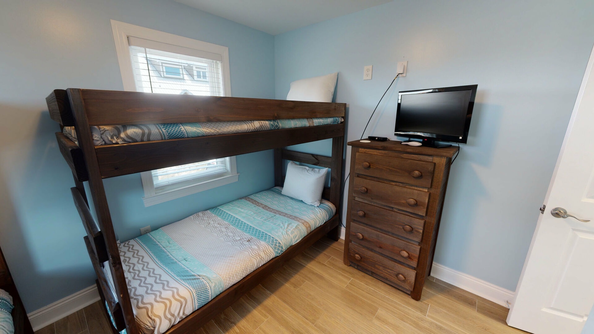 Bedroom 3, 2 twin over twin bunks, sleeps 4, TV