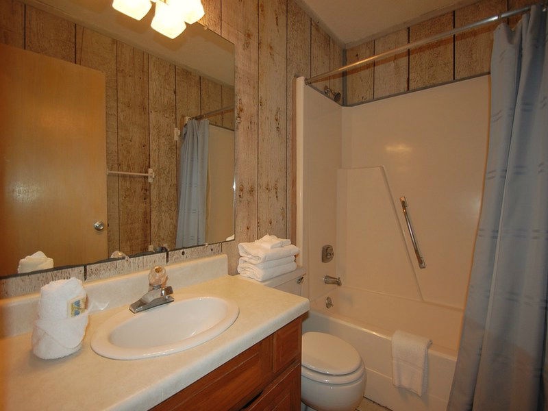 Main level full bath with tub/shower combo