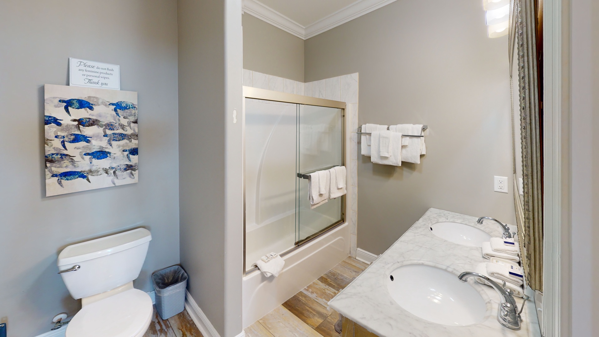 hal2nd floor hall bathroom with a tub/shower combo