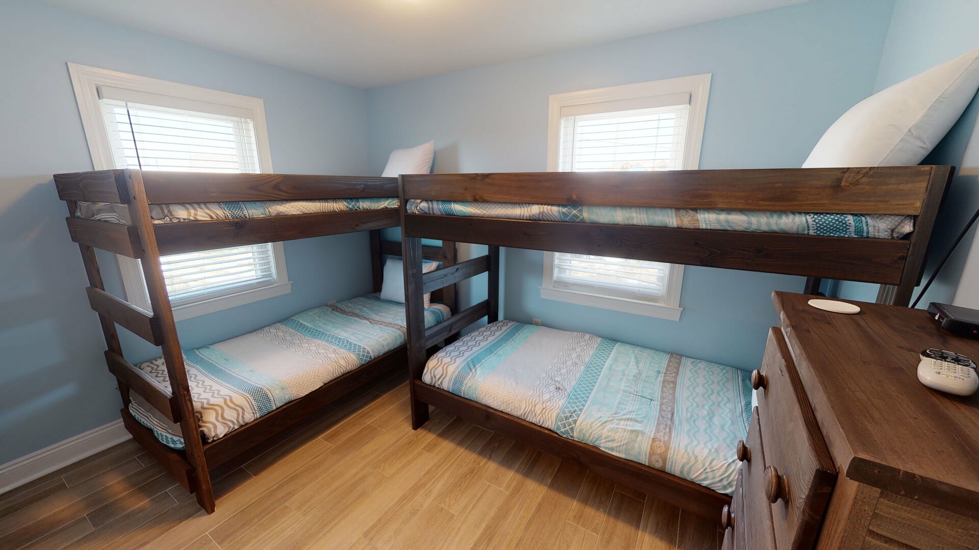 Bedroom 3, 2 twin over twin bunks, sleeps 4, TV