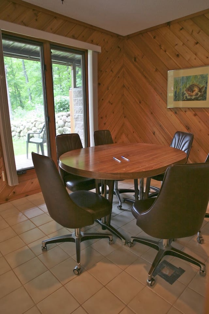 Gather your group around this rustic wood-paneled meeting space with forest views for focused work sessions in tranquil surroundings.
