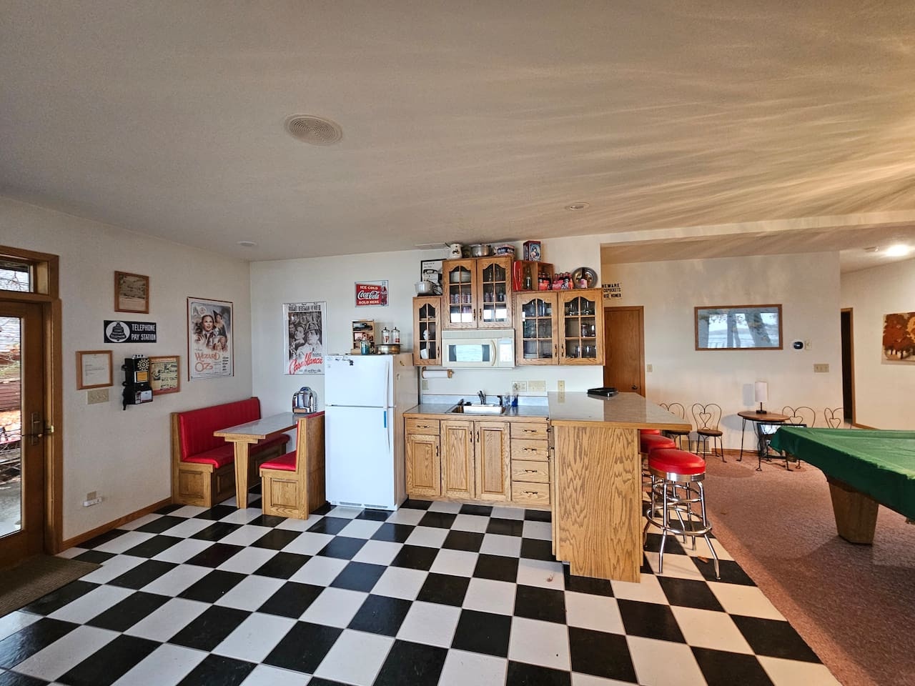 Your spacious entertainment room features a full kitchen, pool table, and retro diner seating for memorable gatherings.