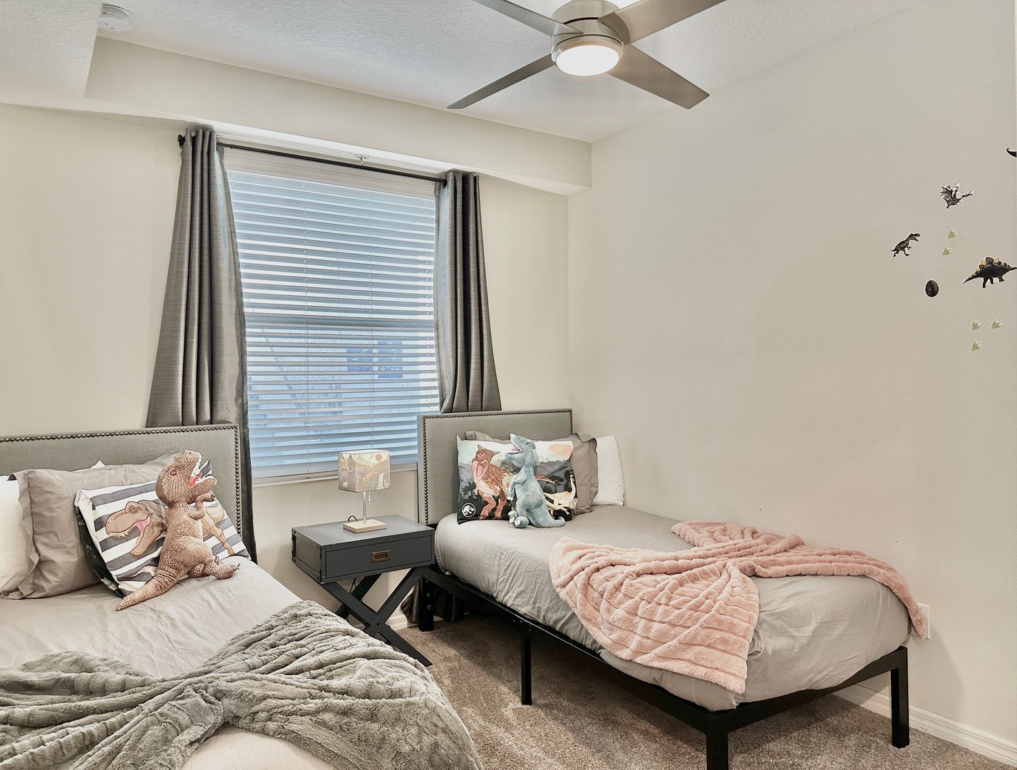 bedroom with 2 twin beds neutral decor