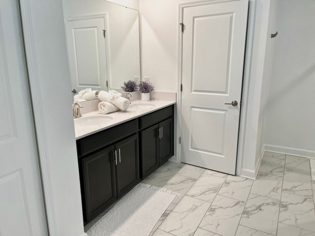 Bathroom #4. Walk-in shower and garden tun ( ensuite room 3) upstairs