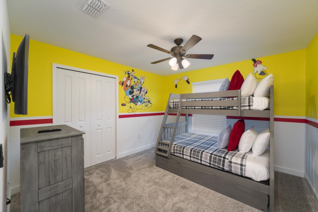 Twin bunk bedroom