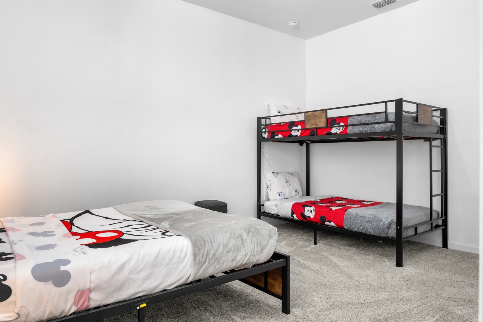 Room 2 : 1 full 1 twin bunk bed