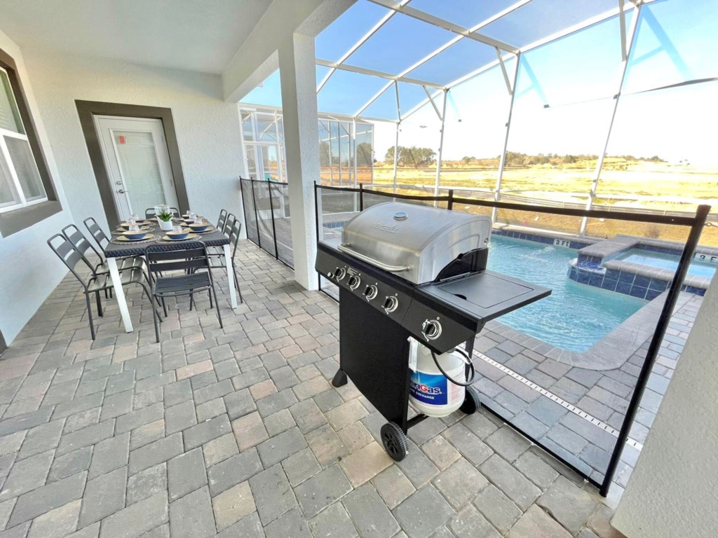 Private pool area + Grill