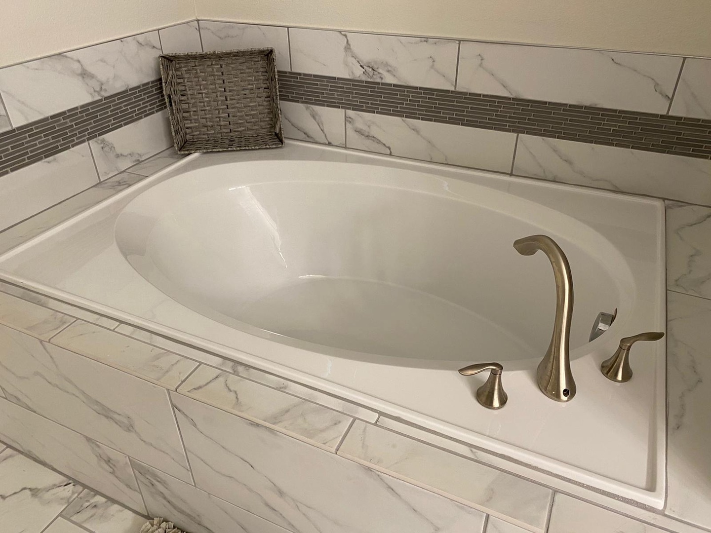 bathrooms with tub