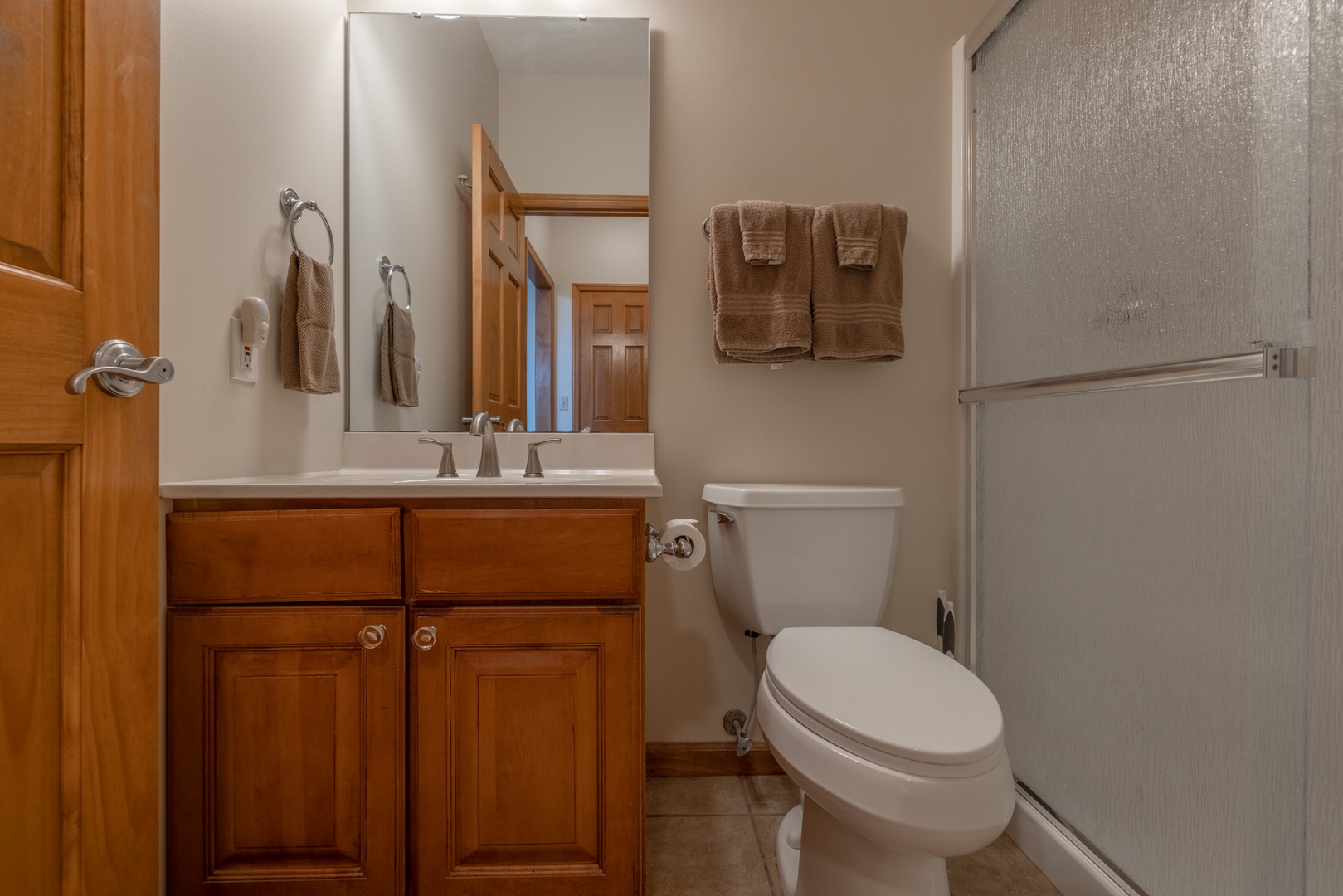 An additional full bathroom on the main level provides plenty of space for guests to freshen up after a day of exploring Innsbrook's resort-style amenities